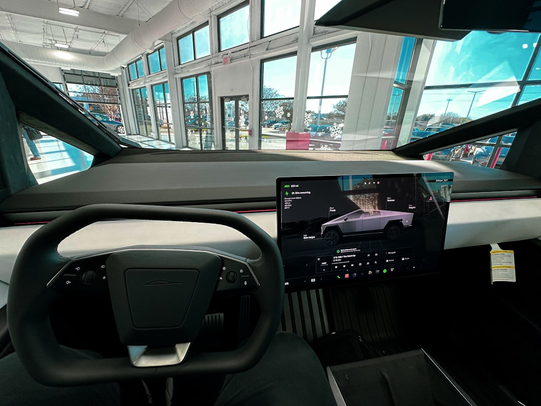 【Gemini】2025.11.20リリース！Android Autoで会話型AIが進化【最新情報】 - a car dashboard with a laptop on it