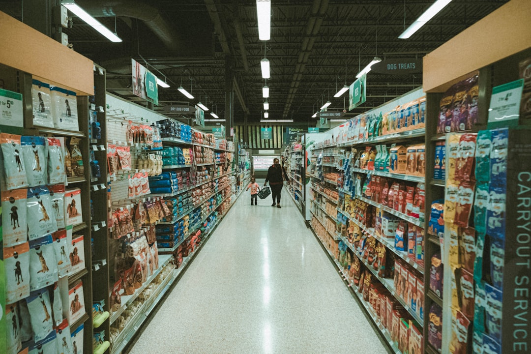 【ChatGPT】Instacart連携強化！AIが変える未来の買い物体験【2025年最新】 - a person walking down a aisle in a grocery store