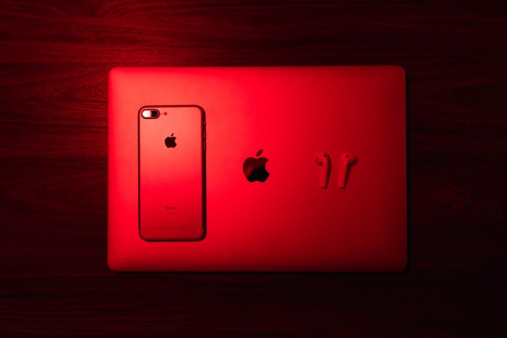 iPhoneの隠し機能とイースターエッグ：最新OSで体験する遊び心と技術的背景